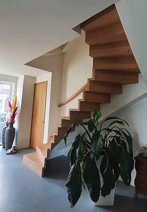 bloktrap 22 half zwevend open onder open boven en muur treden hout draai www veijertrappen nl 300px