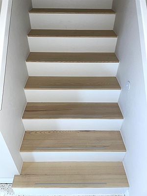 bloktrap 9 muur en muur dicht onder trap en leuningen antislip wit en hout www lentifa nl 300px