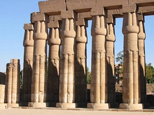 colonnade 7 luxor egypte 300px
