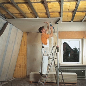 gipsplaat, bevestigen aan metalen regels aan plafond, www.anfang-akustikbau.de (klik voor groter)