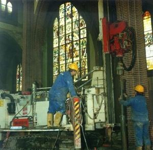 renovatie, kerk wordt appartementencomplex, schroefinjectiepalen, www.funderingstechniek.com (klik voor groter)