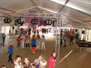 systeemvloer_10_vlondervloer_www_tentenverhuur_nl.jpg (64501 bytes)