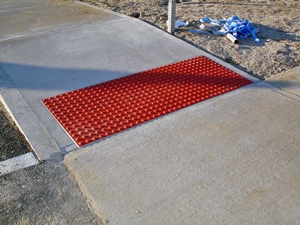 tactiliteit_01_sneeuwbestendige_waarschuwingsnoppen__www_advantagetactile_org.jpg (142305 bytes)