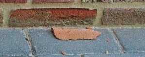 vorstschade aan bakstenen door ontbreken van een trasraam (bron onbekend)